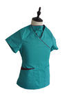 Le travail de dames médical frottent le costume/contraste les soins que sifflants frottent des uniformes