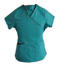 Le travail de dames médical frottent le costume/contraste les soins que sifflants frottent des uniformes