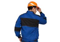 Les hommes résistants fonctionnels chauffent la sécurité de vestes de travail avec la tuyauterie réfléchissante
